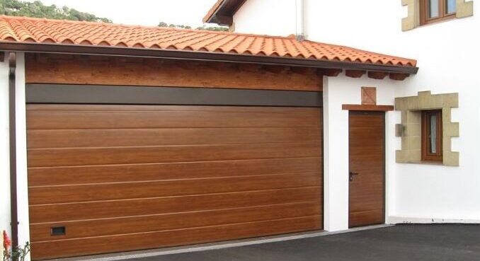 puerta-de-garaje-seccional-residencial-e1701111976901